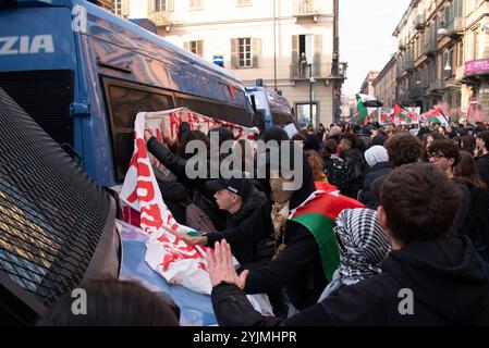 Turin, Turin, Italien. November 2024. Auseinandersetzungen während der Studentendemonstration zur Unterstützung der palästinensischen und libanesischen Bevölkerung und gegen die Meloni-Regierung in Turin, Italien (Foto: © Matteo SECCI/ZUMA Press Wire) NUR REDAKTIONELLE VERWENDUNG! Nicht für kommerzielle ZWECKE! Stockfoto