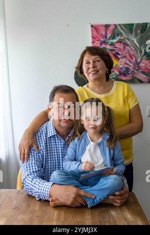 Eine glückliche Großmutter Großvater und Enkelin umarmen sich gegenseitig und teilen einen freudigen Familienmoment. Hochwertige Fotos Stockfoto