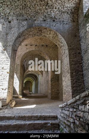 Die große Galerie im UNESCO-Weltkulturerbe Gjirokaster Castle, Südalbanien. Langer gewölbter Korridor Anfang 19. Jahrhundert mit Steinbögen Stockfoto