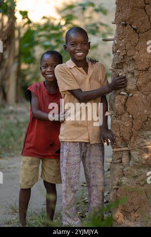 Mali,Kenia - Agust 12 2021:Ein armes Dorf in Afrika, glückliche Kinder, die mit ihren Freunden spielen. Stockfoto