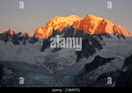 Das Mont Blanc-Massiv im Morgenlicht. Stockfoto