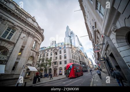 LONDON, 14. NOVEMBER 2024: Blick auf die Finanzgebäude der City of London von Cornhill aus Stockfoto