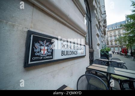 LONDON, 14. NOVEMBER 2024: Straßenschild des Royal Exchange Building in der City of London Stockfoto