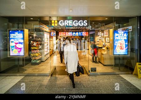 LONDON, 14. NOVEMBER 2024: Greggs Zweigstelle in Liverpool Street Station, große britische Bäckereikette Stockfoto