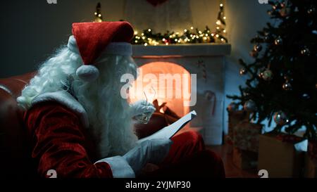 Der Weihnachtsmann liest Kinderbriefe zu Weihnachten Stockfoto