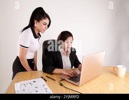 Zwei Geschäftsfrauen arbeiten im Büro Stockfoto