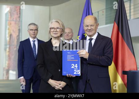 Prof. Dr. Monika Schnitzer (Vorsitzende des Sachverständigenrates für Wirtschaft) und Olaf Scholz (Bundeskanzlerin der Bundesrepublik Deutschland, SPD) Stockfoto