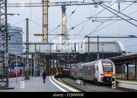 Modernisierung des Duisburger Hauptbahnhofs, die Bahnsteige der 13 Gleise werden erneuert, 2 Bahnsteige sind bereits fertig, die alten Flachdächer Stockfoto