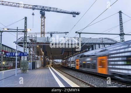 Modernisierung des Duisburger Hauptbahnhofs, die Bahnsteige der 13 Gleise werden erneuert, 2 Bahnsteige sind bereits fertig, die alten Flachdächer Stockfoto