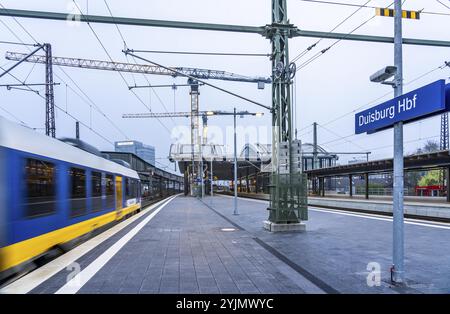 Modernisierung des Duisburger Hauptbahnhofs, die Bahnsteige der 13 Gleise werden erneuert, 2 Bahnsteige sind bereits fertig, die alten Flachdächer Stockfoto