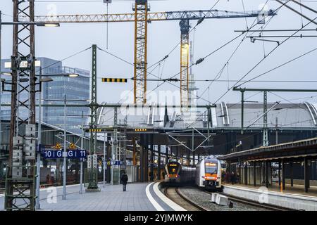 Modernisierung des Duisburger Hauptbahnhofs, die Bahnsteige der 13 Gleise werden erneuert, 2 Bahnsteige sind bereits fertig, die alten Flachdächer Stockfoto