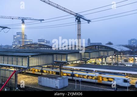 Modernisierung des Duisburger Hauptbahnhofs, die Bahnsteige der 13 Gleise werden erneuert, 2 Bahnsteige sind bereits fertig, die alten Flachdächer Stockfoto