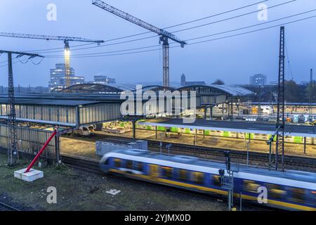 Modernisierung des Duisburger Hauptbahnhofs, die Bahnsteige der 13 Gleise werden erneuert, 2 Bahnsteige sind bereits fertig, die alten Flachdächer Stockfoto