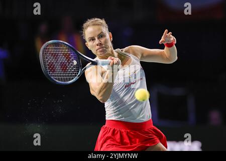 Malaga, Malaga, Spanien. November 2024. Magda Linette aus Polen, kehrt mit Vorhand während des Billie Jean King Cup Finals 2024 zurück – Damen Tennis (Bild: © Mathias Schulz/ZUMA Press Wire) NUR REDAKTIONELLE VERWENDUNG! Nicht für kommerzielle ZWECKE! Stockfoto