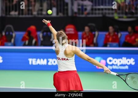 Malaga, Malaga, Spanien. November 2024. Magda Linette aus Polen, dient während des Billie Jean King Cup Finals 2024 - Frauen Tennis (Bild: © Mathias Schulz/ZUMA Press Wire) NUR REDAKTIONELLE VERWENDUNG! Nicht für kommerzielle ZWECKE! Stockfoto