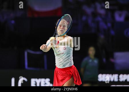 Malaga, Malaga, Spanien. November 2024. Magda Linette aus Polen, dient während des Billie Jean King Cup Finals 2024 - Frauen Tennis (Bild: © Mathias Schulz/ZUMA Press Wire) NUR REDAKTIONELLE VERWENDUNG! Nicht für kommerzielle ZWECKE! Stockfoto