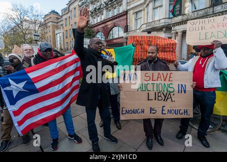 London, Großbritannien. November 2017. Glenroy Watson vom Global African Congress und RMT spricht bei dem Protest vor der libyschen Botschaft, der die libysche Regierung auffordert, den Sklavenverkauf von Afrikanern dort zu beenden. Der Protest folgt Berichten und Videos seit April dieses Jahres, die die schrecklichen Auktionen zeigen, die dort stattfinden, wo Schwarzafrikaner als Sklaven verkauft werden. Die von den EU-Behörden, die mit Libyen zusammenarbeiten, gegen die Migration über das Mittelmeer vorgegangen und Migrantenboote abgefangen und nach Libyen zurückgezogen werden, hat zu einem unmenschlichen Zustand mit Around geführt Stockfoto