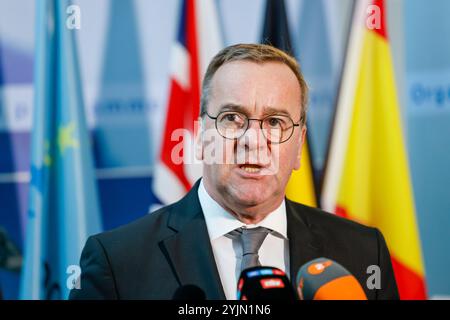 Bonn, Deutschland. November 2024. Bundesverteidigungsminister Boris Pistorius (SPD) gibt während seines Besuchs bei der OCCAR-EA, der Europäischen Organisation für gemeinsame Rüstungszusammenarbeit (OCCAR), eine Presseerklärung ab. Quelle: Thomas Banneyer/dpa/Alamy Live News Stockfoto