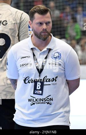 Gummersbach, Deutschland. November 2024. Arnor Gunnarsson (Bergischer HC, Trainer) nacdenklich GER, VfL Gummersbach vs. Bergischer HC, Handball, DHB-Pokal, Achtelfinale, Spielzeit 2024-2025, 14.11.2024 Foto: Eibner-Pressefoto/Jürgen Augst Credit: dpa/Alamy Live News Stockfoto