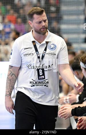 Gummersbach, Deutschland. November 2024. Sauer, Arnor Gunnarsson (Bergischer HC, Trainer) GER, VfL Gummersbach vs. Bergischer HC, Handball, DHB-Pokal, Achtelfinale, Spielzeit 2024-2025, 14.11.2024 Foto: Eibner-Pressefoto/Jürgen Augst Credit: dpa/Alamy Live News Stockfoto