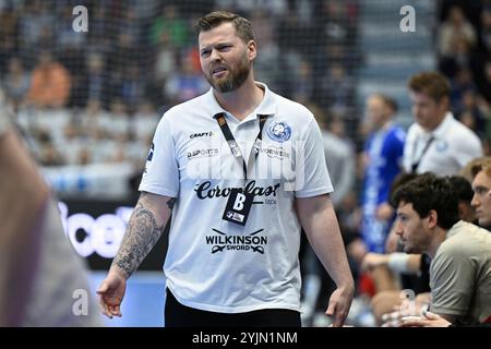 Gummersbach, Deutschland. November 2024. Arnor Gunnarsson (Bergischer HC, Trainer) verzweifelt GER, VfL Gummersbach vs. Bergischer HC, Handball, DHB-Pokal, Achtelfinale, Spielzeit 2024-2025, 14.11.2024 Foto: Eibner-Pressefoto/Jürgen Augst Credit: dpa/Alamy Live News Stockfoto