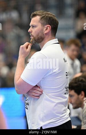 Gummersbach, Deutschland. November 2024. Arnor Gunnarsson (Bergischer HC, Trainer) angespannt GER, VfL Gummersbach vs. Bergischer HC, Handball, DHB-Pokal, Achtelfinale, Spielzeit 2024-2025, 14.11.2024 Foto: Eibner-Pressefoto/Jürgen Augst Credit: dpa/Alamy Live News Stockfoto