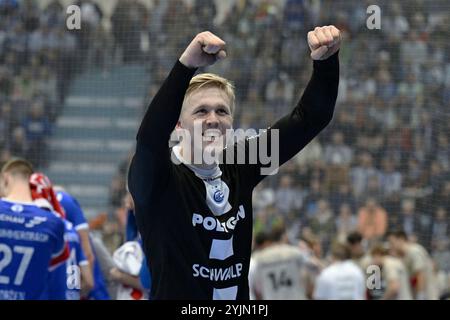 Gummersbach, Deutschland. November 2024. Bertram Obling (VfL Gummersbach, #16) jubelt GER, VfL Gummersbach vs. Bergischer HC, Handball, DHB-Pokal, Achtelfinale, Spielzeit 2024-2025, 14.11.2024 Foto: Eibner-Pressefoto/Jürgen Augst Credit: dpa/Alamy Live News Stockfoto