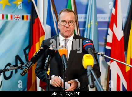 Bonn, Deutschland. November 2024. Bundesverteidigungsminister Boris Pistorius (SPD) gibt während seines Besuchs bei der OCCAR-EA, der Europäischen Organisation für gemeinsame Rüstungszusammenarbeit (OCCAR), eine Presseerklärung ab. Quelle: Thomas Banneyer/dpa/Alamy Live News Stockfoto