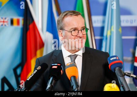 Bonn, Deutschland. November 2024. Bundesverteidigungsminister Boris Pistorius (SPD) gibt während seines Besuchs bei der OCCAR-EA, der Europäischen Organisation für gemeinsame Rüstungszusammenarbeit (OCCAR), eine Presseerklärung ab. Quelle: Thomas Banneyer/dpa/Alamy Live News Stockfoto