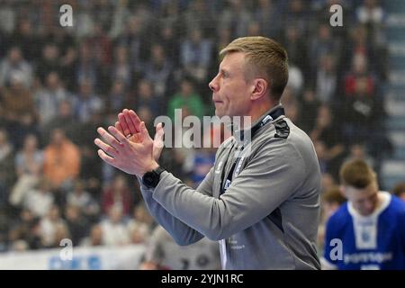 Gummersbach, Deutschland. November 2024. Gudjon Valur Sigurdsson (VfL Gummersbach, Trainer) applaudiert GER, VfL Gummersbach vs. Bergischer HC, Handball, DHB-Pokal, Achtelfinale, Spielzeit 2024-2025, 14.11.2024 Foto: Eibner-Pressefoto/Jürgen Augst Credit: dpa/Alamy Live News Stockfoto