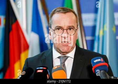 Bonn, Deutschland. November 2024. Bundesverteidigungsminister Boris Pistorius (SPD) gibt während seines Besuchs bei der OCCAR-EA, der Europäischen Organisation für gemeinsame Rüstungszusammenarbeit (OCCAR), eine Presseerklärung ab. Quelle: Thomas Banneyer/dpa/Alamy Live News Stockfoto