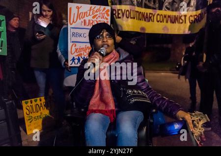 London, Großbritannien. November 2017. Ein Stadtrat spricht mit Aktivisten und Unterstützern der Revolutionären Kommunistischen Gruppe, die auf den Straßen von North Kensington protestieren. Sie gingen zu den Adressen mehrerer Gemeinderäte, um zu fragen, warum die Bewohner von Grenfell nicht mehr in fünfeinhalb Monaten nach dem Brand untergebracht wurden, warum keine Strafanzeige gegen die Gemeinderäte erhoben wurde, die für den unzulänglichen Brandschutz und die gefährlichen Materialien und Änderungen verantwortlich waren, die Grenfell zu einer Katastrophe machten, und was die Pläne des rates für die Wohnentwicklung sind. Die Stockfoto