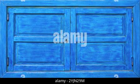 Alte geschlossene blaue Blende aus Holz mit zwei Flügeln Stockfoto
