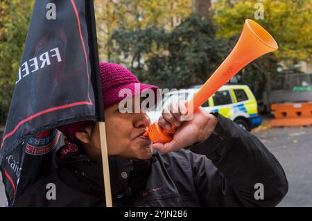 London, Großbritannien. November 2017. Beatriz Acuna hält das Banner „Justice for the Cleaners Outside 138 Fetter Lane, eines der Büros, in dem sie für Regular Cleaning Limited, ein Familienunternehmen mit Sitz in Lewisham, arbeitete.“ die Cleaners and Allied Independent Workers Union (CAIWU) protestierte in ihrem Namen, da sie wegen ihrer gewerkschaftsaktivitäten als Vertreterin bei einem Finsbury Circus, wo sie drei Jahre gearbeitet hatte, von Regular ohne Grund entlassen wurde. Den Demonstranten in der Fetter Lane wurde gesagt, dass niemand vor Ort sei, weder von der Geschäftsleitung. CLS Holdings a FTSE Stockfoto