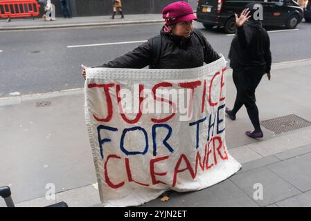 London, Großbritannien. November 2017. Beatriz Acuna hält das Banner „Justice for the Cleaners Outside 138 Fetter Lane, eines der Büros, in dem sie für Regular Cleaning Limited, ein Familienunternehmen mit Sitz in Lewisham, arbeitete.“ die Cleaners and Allied Independent Workers Union (CAIWU) protestierte in ihrem Namen, da sie wegen ihrer gewerkschaftsaktivitäten als Vertreterin bei einem Finsbury Circus, wo sie drei Jahre gearbeitet hatte, von Regular ohne Grund entlassen wurde. Den Demonstranten in der Fetter Lane wurde gesagt, dass niemand vor Ort sei, weder von der Geschäftsleitung. CLS Holdings a FTSE Stockfoto