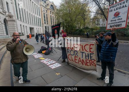 London, Großbritannien. November 2017. Beatriz Acuna hält das Banner „Justice for the Cleaners Outside 138 Fetter Lane, eines der Büros, in dem sie für Regular Cleaning Limited, ein Familienunternehmen mit Sitz in Lewisham, arbeitete.“ die Cleaners and Allied Independent Workers Union (CAIWU) protestierte in ihrem Namen, da sie wegen ihrer gewerkschaftsaktivitäten als Vertreterin bei einem Finsbury Circus, wo sie drei Jahre gearbeitet hatte, von Regular ohne Grund entlassen wurde. Den Demonstranten in der Fetter Lane wurde gesagt, dass niemand vor Ort sei, weder von der Geschäftsleitung. CLS Holdings a FTSE Stockfoto