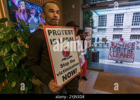 London, Großbritannien. November 2017. Beatriz Acuna hält das Banner „Justice for the Cleaners Outside 138 Fetter Lane, eines der Büros, in dem sie für Regular Cleaning Limited, ein Familienunternehmen mit Sitz in Lewisham, arbeitete.“ die Cleaners and Allied Independent Workers Union (CAIWU) protestierte in ihrem Namen, da sie wegen ihrer gewerkschaftsaktivitäten als Vertreterin bei einem Finsbury Circus, wo sie drei Jahre gearbeitet hatte, von Regular ohne Grund entlassen wurde. Den Demonstranten in der Fetter Lane wurde gesagt, dass niemand vor Ort sei, weder von der Geschäftsleitung. CLS Holdings a FTSE Stockfoto