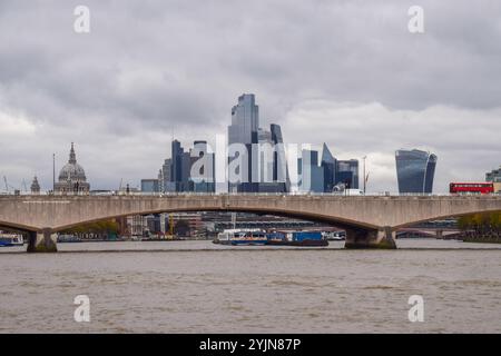 London, Großbritannien. November 2024: Tagesblick auf die Waterloo Bridge, die Themse und die Skyline der City of London, das Finanzviertel der Hauptstadt. Quelle: Vuk Valcic/Alamy Stockfoto