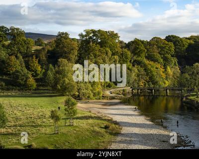 Besucher genießen Freizeitangebote (Wohlbefinden und Entspannung, Spaziergang am Ufer) - das malerische Anwesen Bolton Abbey, Yorkshire Dales, England, Großbritannien. Stockfoto