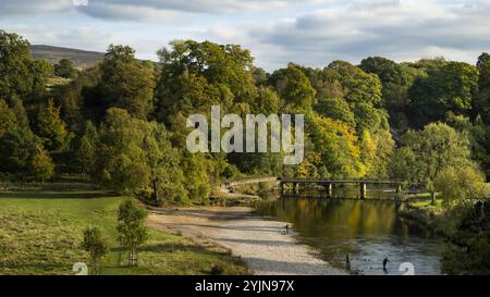 Besucher genießen Freizeitangebote (Wohlbefinden und Entspannung, Spaziergang am Ufer) - das malerische Anwesen Bolton Abbey, Yorkshire Dales, England, Großbritannien. Stockfoto