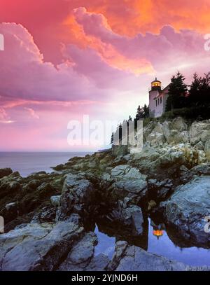 ROCK POOL BASS HARBOR HEAD LEUCHTTURM ACADIA NATIONAL PARK MAINE USA Stockfoto