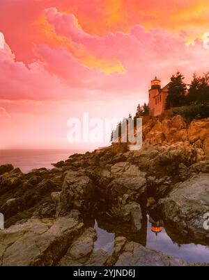 ROCK POOL BASS HARBOR HEAD LEUCHTTURM ACADIA NATIONAL PARK MAINE USA Stockfoto