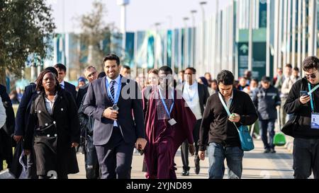 Baku, Aserbaidschan. November 2024. Die Teilnehmer laufen vor einem Haupteingang während der UN-Klimakonferenz COP29, einer Veranstaltung, die vom UNFCCC am 15. November 2024 im Olympiastadion Baku, der Hauptstadt Aserbaidschans, durchgeführt wurde. Die COP29, die vom 11. Bis 22. November läuft, konzentriert sich auf die Klimafinanzierung. (Foto: Dominika Zarzycka/SIPA USA) Credit: SIPA USA/Alamy Live News Stockfoto