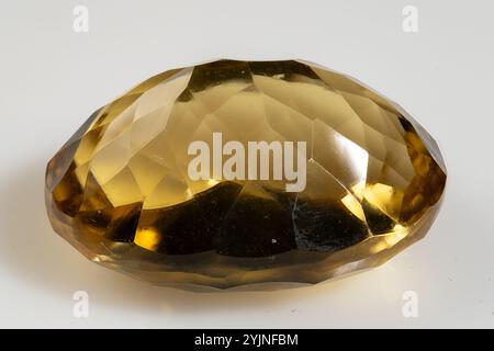 Atemberaubender natürlicher Citrine Edelstein mit brillanten Facetten und warmem Honig. Stockfoto