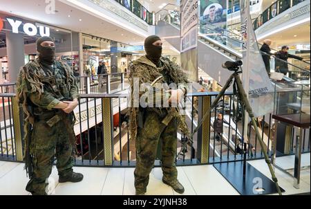 Schwerin, Deutschland. November 2024. Scharfschützen der Bundeswehr stehen in der Marienplatz-Galerie im Rahmen der Kampagne „Schwerin in Grün“. Vom 11. Bis 16.11.2024 präsentierten sich rund 20 Zweige der Bundeswehr aus Armee, Luftwaffe und Marine im Einkaufszentrum mit verschiedenen Infoständen und Aktivitäten. Quelle: Bernd Wüstneck/dpa/Alamy Live News Stockfoto