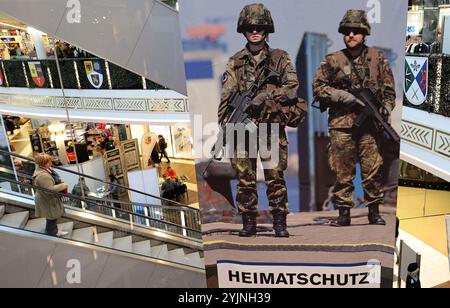 Schwerin, Deutschland. November 2024. In der Marienplatz-Galerie hängen große Banner der Bundeswehr, die auf die Kampagne "Schwerin in Grün" hinweisen. Vom 11. Bis 16.11.2024 präsentierten sich rund 20 Zweige der Bundeswehr aus Armee, Luftwaffe und Marine im Einkaufszentrum mit verschiedenen Infoständen und Aktivitäten. Quelle: Bernd Wüstneck/dpa/Alamy Live News Stockfoto