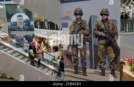 Schwerin, Deutschland. November 2024. In der Marienplatz-Galerie hängen große Banner der Bundeswehr, die auf die Kampagne "Schwerin in Grün" hinweisen. Vom 11. Bis 16.11.2024 präsentierten sich rund 20 Zweige der Bundeswehr aus Armee, Luftwaffe und Marine im Einkaufszentrum mit verschiedenen Infoständen und Aktivitäten. Quelle: Bernd Wüstneck/dpa/Alamy Live News Stockfoto