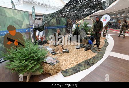 Schwerin, Deutschland. November 2024. Im Rahmen der Kampagne „Schwerin in Grün“ präsentiert sich in der Marienplatz-Galerie eine Versorgungseinheit der Bundeswehr. Vom 11. Bis 16.11.2024 präsentierten sich rund 20 Zweige der Bundeswehr aus Armee, Luftwaffe und Marine im Einkaufszentrum mit verschiedenen Infoständen und Aktivitäten. Quelle: Bernd Wüstneck/dpa/Alamy Live News Stockfoto