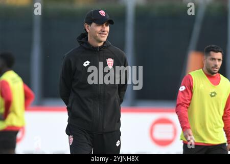 Monza, Italien. November 2024. AC Monzas Cheftrainer Alessandro Nesta während des Trainings im Centro Sportivo Silvio und Luigi Berlusconi-Monzello in Monza, Italien - Freitag, 15. November 2024. Sport - Fußball (Foto AC Monza/LaPresse von Studio Buzzi) Credit: LaPresse/Alamy Live News Stockfoto