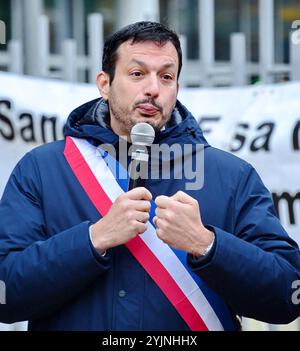 Gentilly, Frankreich. Oktober 2024. Pierre Bell-Lloch, Bürgermeister von Vitry Sur seine, während der Kundgebung und Pressekonferenz gegen die Schließung des Sanofi-Standorts in Gentilly. Bürgermeister Fatah Aggoune hatte alle gewählten Vertreter dazu aufgerufen, die Mobilisierung zu unterstützen, zusammen mit der CGT-union. Gentilly, Val-de-Marne, Frankreich, 15. November 2024. Foto: Karim Ait Adjedjou/ABACAPRESS. COM Credit: Abaca Press/Alamy Live News Stockfoto